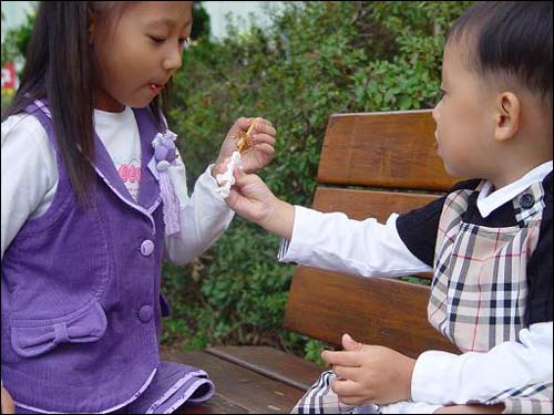 맛있게 한 입 먹는 세린이. 조금 남은지라 한 입에 '쏘옥'하고 다 먹을 줄 알았는데, 동생 먹으라고 조금 남겨주더군요. 